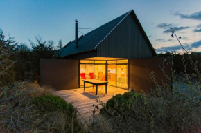 The Black House with Stunning Outdoor Bath, Lake Tekapo